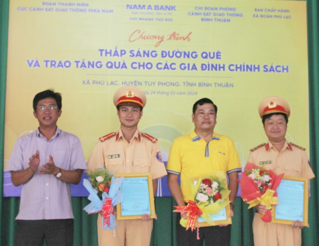 csgt-cham-lo-cho-cac-gia-dinh-chinh-sach-stnn-3-e1711358543986-1024x790-1711421053.jpg