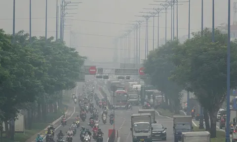 Sáng nay, bầu trời TP.HCM đục ngầu, vì sao?