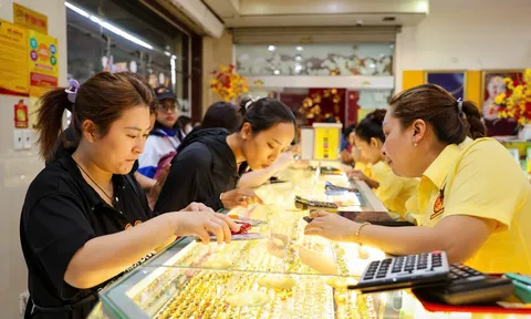 Giá vàng tăng cao, chứng khoán lao dốc