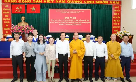 Cử tri xã Tân Vĩnh Lộc gửi gắm vấn đề giá thuốc, dự án treo đến ứng cử viên ĐBQH