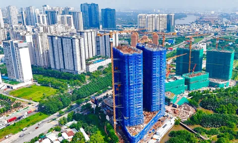 Bất động sản TP.HCM: Nguồn cung tăng, giá nhà vẫn neo cao vượt khả năng chi trả