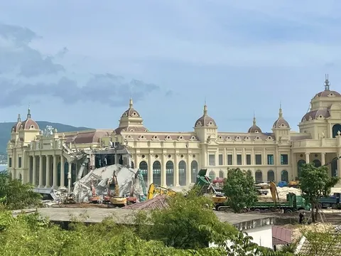 Tháp chuông “cảng cáp treo Vinpearl” ở Nha Trang bất ngờ đổ sập