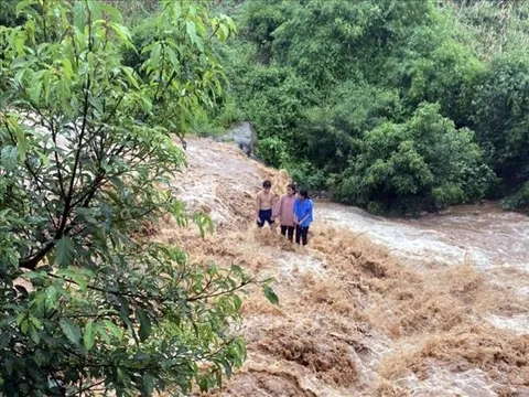 Chư Pưh: Giải cứu thành công 4 cháu bé mắc kẹt giữa dòng nước dữ