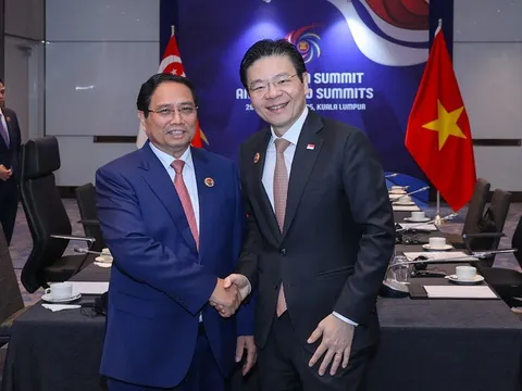 Thủ tướng đề nghị Singapore hỗ trợ phát triển một số ngành công nghiệp chiến lược