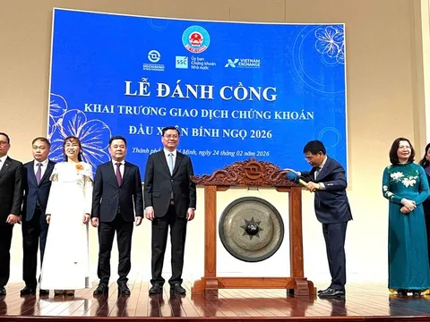 Thị trường chứng khoán khởi sắc trong ngày đánh cồng khai trương