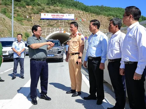 Thủ tướng kiểm tra thực địa các dự án cao tốc, sân bay tại Quảng Ngãi và Gia Lai