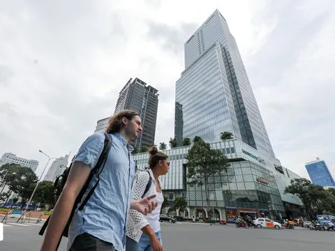 Đổ tiền mua nhà phố TP.HCM cho thuê căn hộ dịch vụ