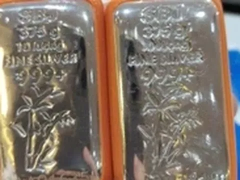 Giá bạc tăng mạnh giữa đêm, vượt 100 USD/ounce