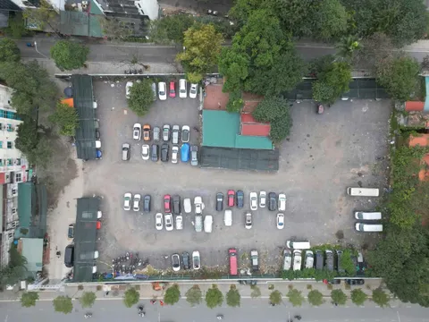 Bãi trông xe trên đất dự án ở Tây Hồ từng bị xử phạt nhưng vẫn hoạt động