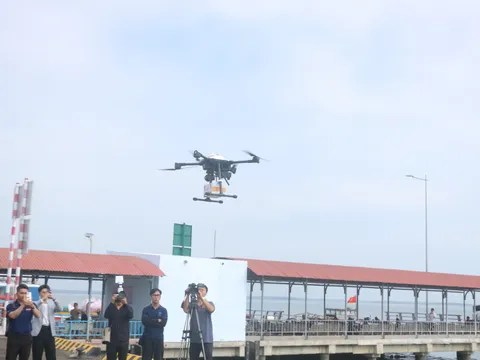TP.HCM lần đầu tiên giao hàng vượt biển bằng thiết bị bay không người lái