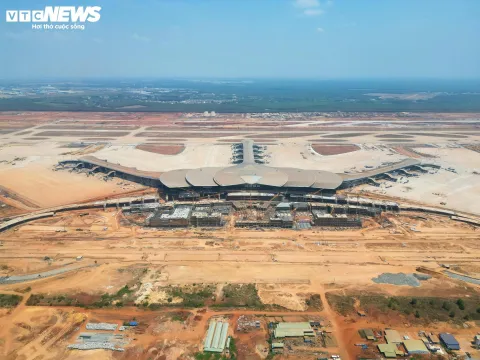 Cận cảnh sân bay Long Thành ngổn ngang, công nhân thưa thớt