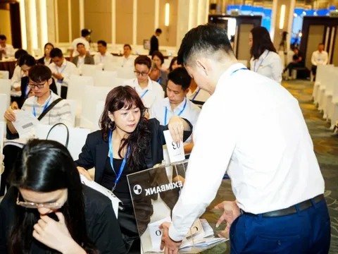 Cổ tức ngân hàng 2026: Chia tiền hôm nay hay giữ sức cho ngày mai?