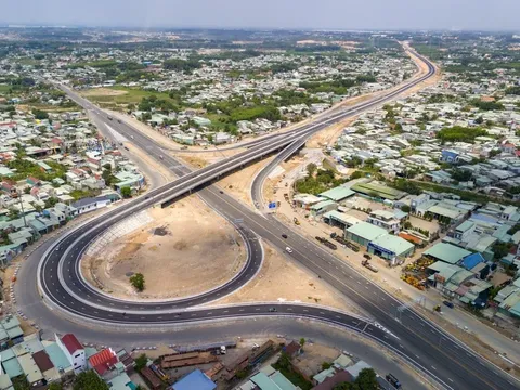 Cao tốc Biên Hòa - Vũng Tàu vướng đường điện cao thế cận ngày thông xe