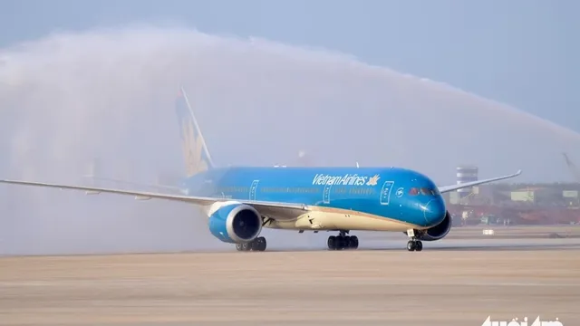 Khoảnh khắc Boeing 787 hạ cánh xuống sân bay Long Thành trong chuyến bay kỹ thuật